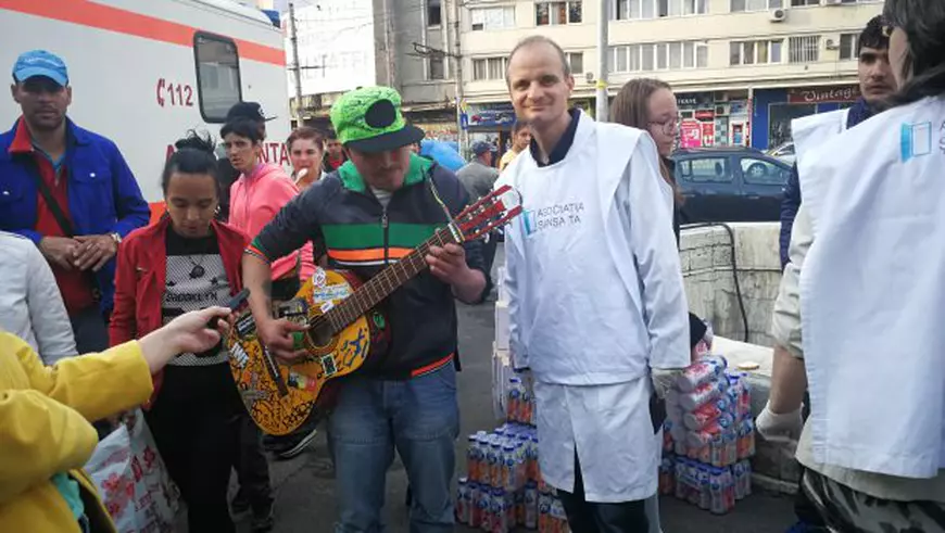 VIDEO | Oamenii străzii au luat masa de Paște la câteva zile după sărbătoare. O asociație a debarasat mesele bucureștenilor și, din ce-a strâns, le-a oferit acestora o cină