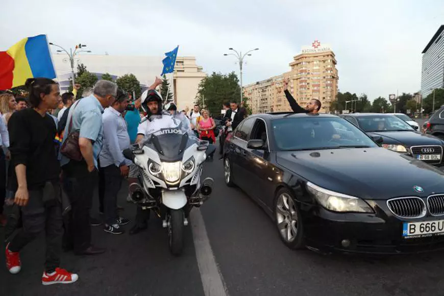Manifestație în Piața Victoriei după alegerile europarlamentare. Sute de oameni sărbătoresc cu tort rezultatul votului / FOTO