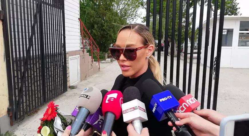 Raluca Podea, la capela unde este depus trupul neînsuflețit al lui Răzvan Ciobanu. „Era un om foarte vesel, foarte fericit”