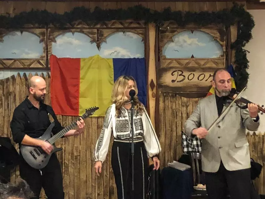 Ramon Radosav, fostul basist al rockerilor de la Cargo, cântă la vioară în restaurantele românești din New York