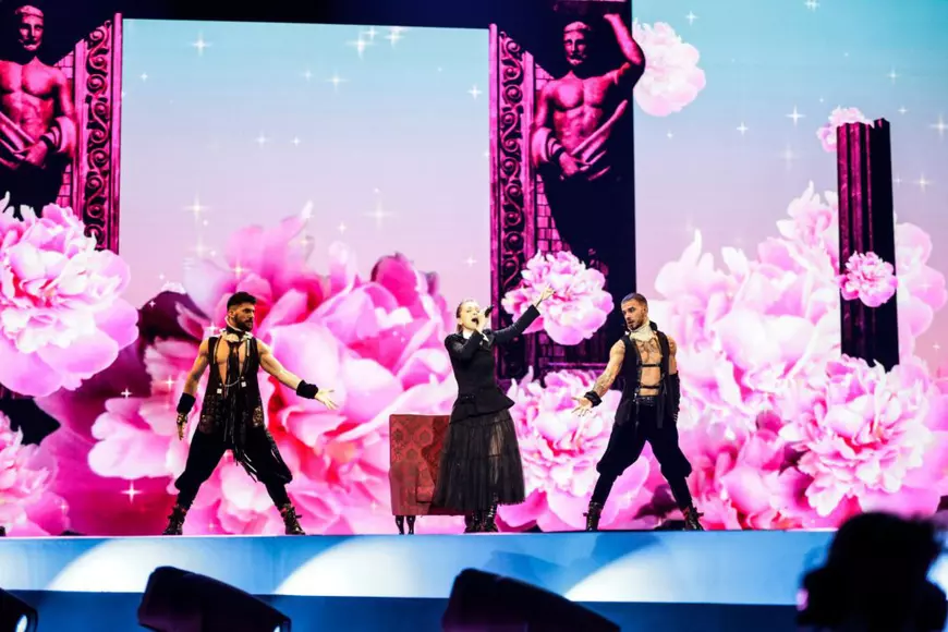 EUROVISION 2019 | Ester Peony, cadou surpriză de la regizorul Petre Năstase! I-a accesorizat și personalizat casca de cântat!