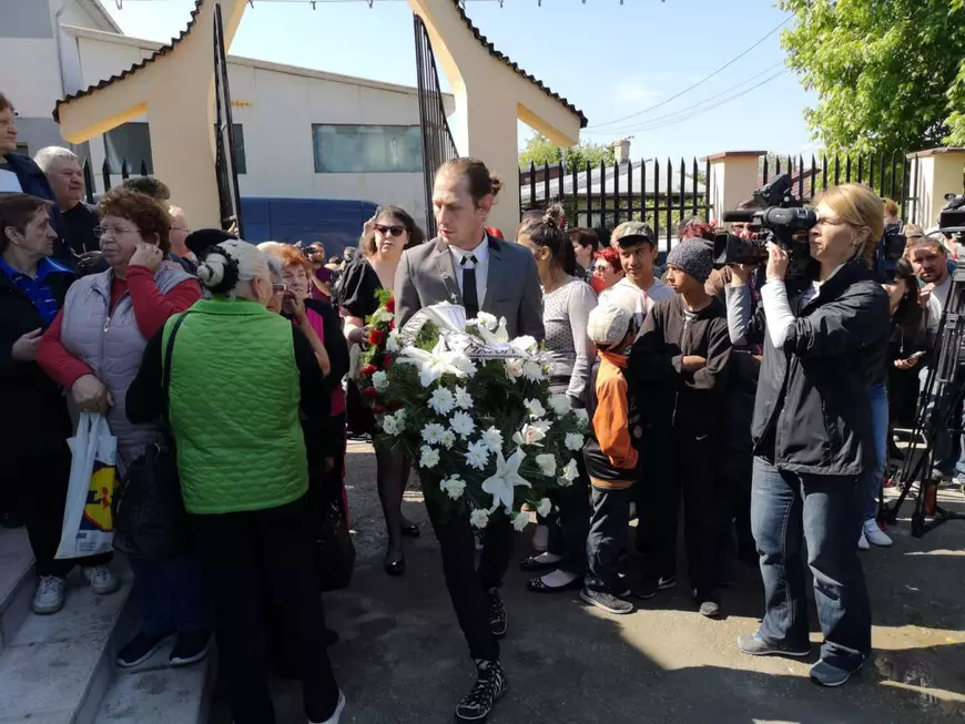 UPDATE | Răzvan Ciobanu, condus pe ultimul drum. Creatorul de modă a fost înmormântat | VIDEO