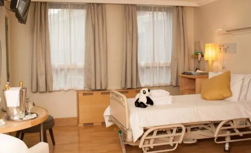 FOTO | Meghan Markle a născut la un spital de lux. Cum arată unitatea medicală în care ai parte de șampanie la cerere și de homari la masa festivă