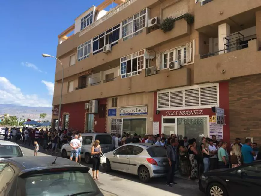 Românii stau la coadă să voteze la secția de vot din Roquetas de Mar, provincia Almeria, Spania