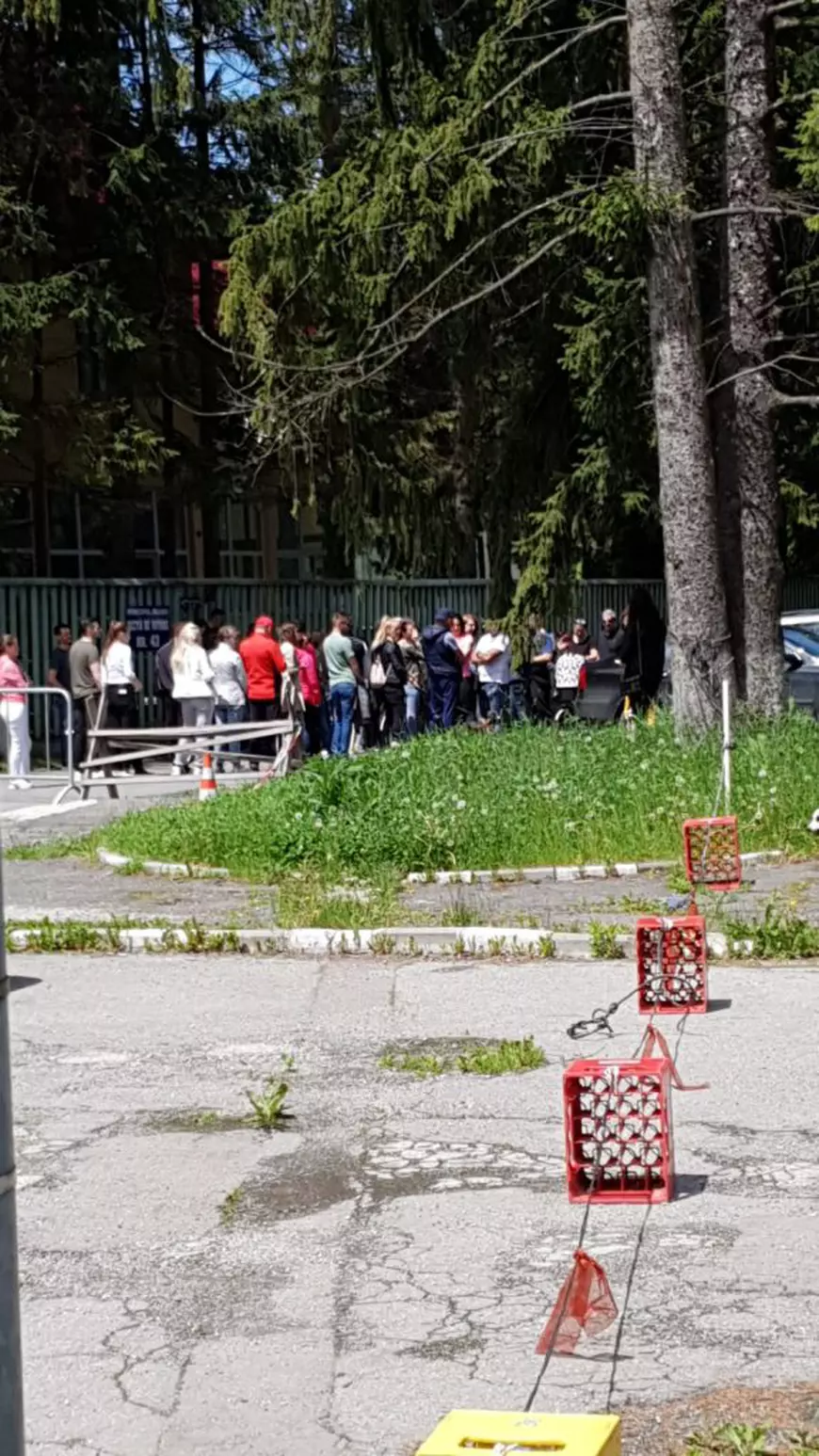 Alegeri europarlamentare | Mobilizare uriașă în București și în restul țării. Sute de alegători stau la cozi și așteaptă minute pentru a vota (FOTO și VIDEO)
