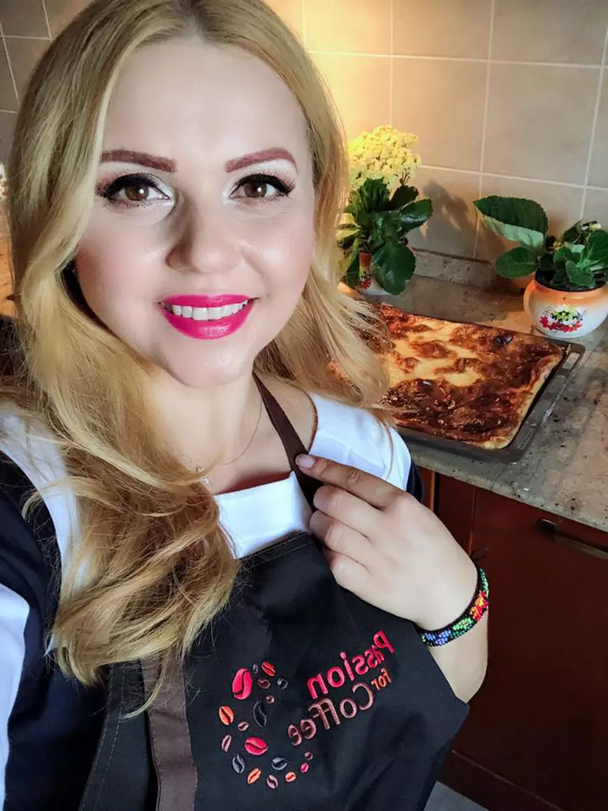 Interpreta de muzică populară Cornelia Rednic și-a făcut vlog culinar. Nu gătește tradițional, ci testează rețete sofisticate