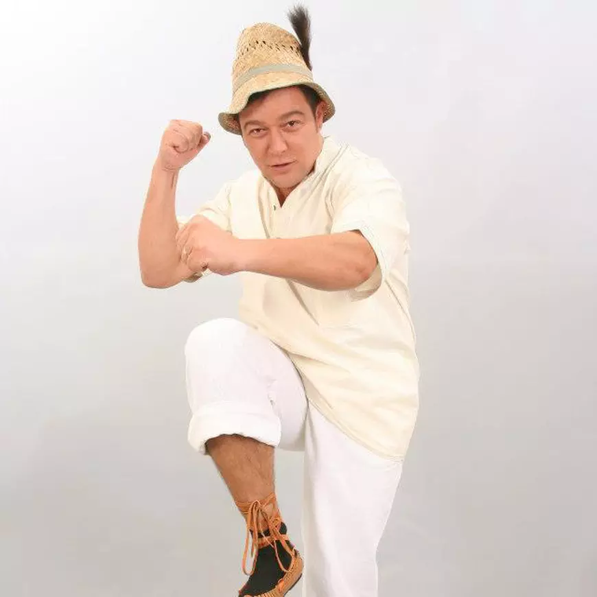 VIDEO | Actorul Alexandru Pop a intrat în pielea Vărului Săndel. Și-a chemat invitații la țară, i-a descălțat și i-a lăsat fără telefoane mobile