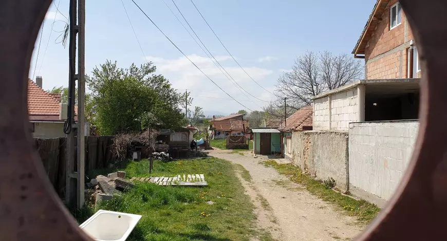 VIDEO | Tragedia de la marginea Sibiului. Cum a murit un băiat de 2 ani și 6 luni în WC-ul curții comune și nici acum, la 7 ani de la tragedie, fosa nu e încuiată!﻿