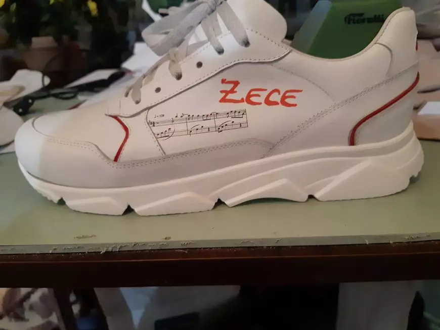 Florin Chilian și-a comandat teniși “muzicali”, personalizați cu portativ și cu titlul uneia dintre melodiile sale de succes, “Zece”