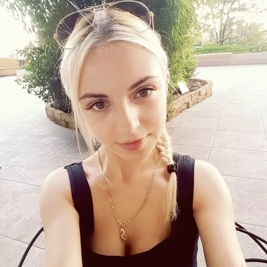 EXCLUSIV | Un milionar american, însurat și cu 8 copii, s-a îndrăgostit nebunește de o moldoveancă, iar în două luni i-a alimentat contul cu sute de mii de dolari. Fiindcă nu le-au crezut povestea de iubire, autoritățile și o bancă comercială din Brașov au pus sechestru pe banii fetei din Onești - VIDEO