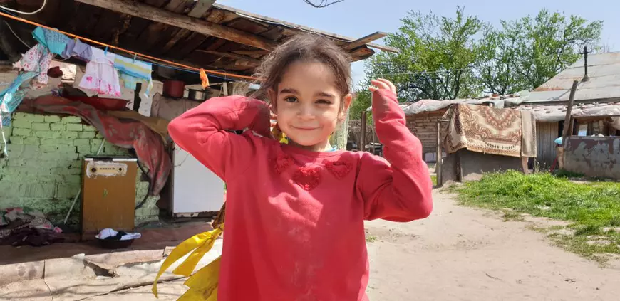 VIDEO | Tragedia de la marginea Sibiului. Cum a murit un băiat de 2 ani și 6 luni în WC-ul curții comune și nici acum, la 7 ani de la tragedie, fosa nu e încuiată!﻿