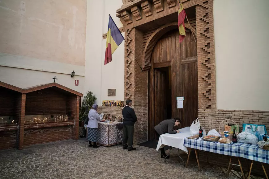 La o Biserică Ortodoxă din Spania, “Tatăl Nostru” se rostește și în română, și în spaniolă. Părintele Ioniță a înființat echipă de fotbal, îi laudă pe compatrioții lui care muncesc, e supărat pe cei care „au stricat tot”, dar i-a vizitat la pușcărie