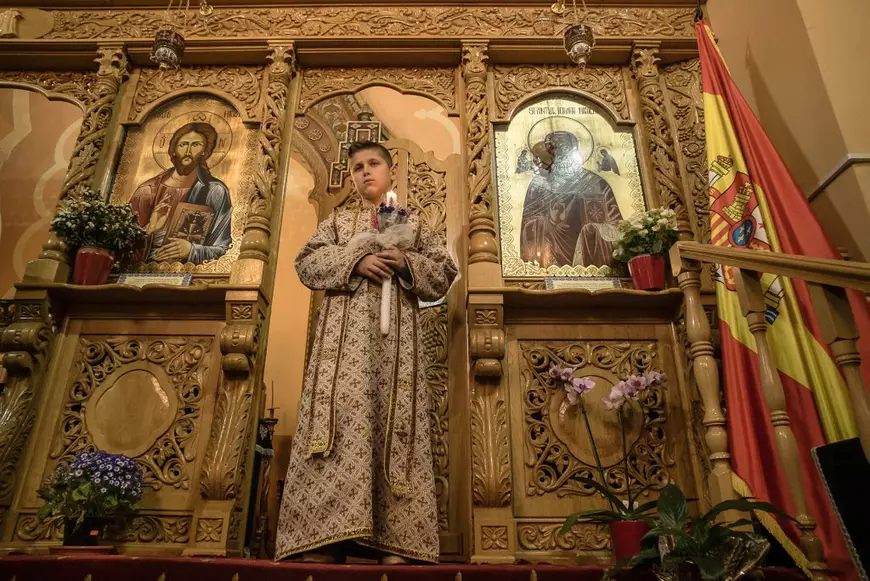 La o Biserică Ortodoxă din Spania, “Tatăl Nostru” se rostește și în română, și în spaniolă. Părintele Ioniță a înființat echipă de fotbal, îi laudă pe compatrioții lui care muncesc, e supărat pe cei care „au stricat tot”, dar i-a vizitat la pușcărie