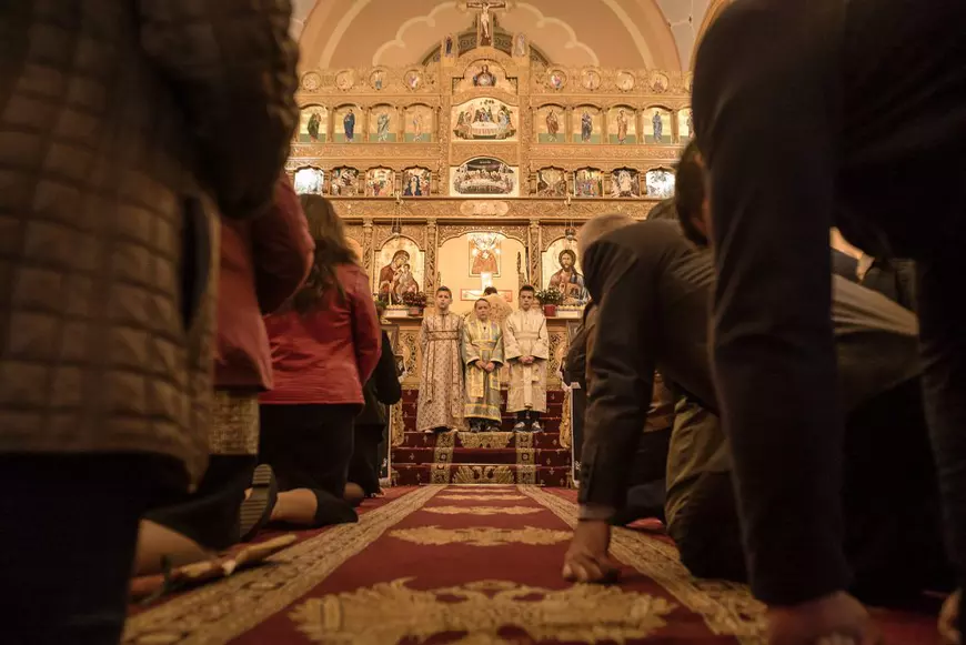 La o Biserică Ortodoxă din Spania, “Tatăl Nostru” se rostește și în română, și în spaniolă. Părintele Ioniță a înființat echipă de fotbal, îi laudă pe compatrioții lui care muncesc, e supărat pe cei care „au stricat tot”, dar i-a vizitat la pușcărie