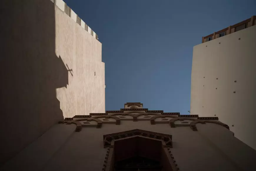 La o Biserică Ortodoxă din Spania, “Tatăl Nostru” se rostește și în română, și în spaniolă. Părintele Ioniță a înființat echipă de fotbal, îi laudă pe compatrioții lui care muncesc, e supărat pe cei care „au stricat tot”, dar i-a vizitat la pușcărie