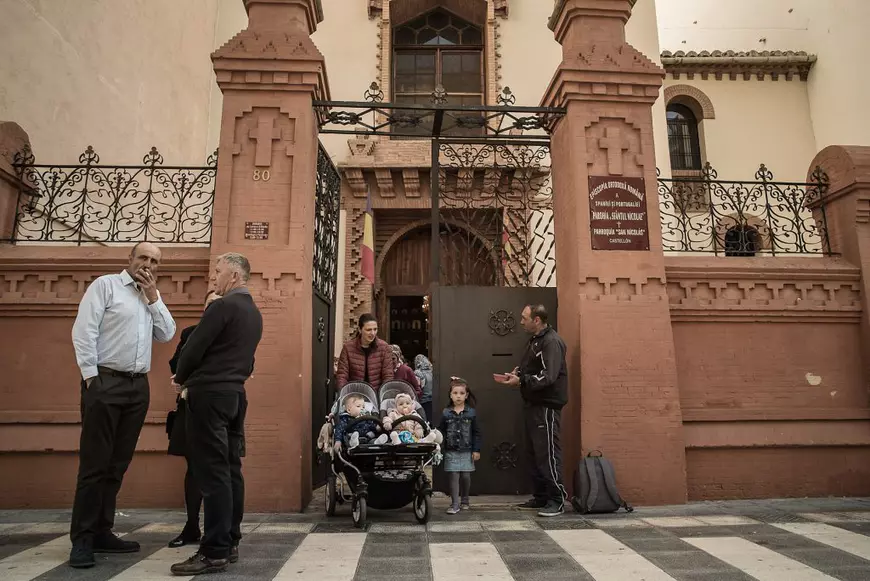 La o Biserică Ortodoxă din Spania, “Tatăl Nostru” se rostește și în română, și în spaniolă. Părintele Ioniță a înființat echipă de fotbal, îi laudă pe compatrioții lui care muncesc, e supărat pe cei care „au stricat tot”, dar i-a vizitat la pușcărie