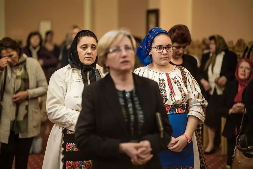 La o Biserică Ortodoxă din Spania, “Tatăl Nostru” se rostește și în română, și în spaniolă. Părintele Ioniță a înființat echipă de fotbal, îi laudă pe compatrioții lui care muncesc, e supărat pe cei care „au stricat tot”, dar i-a vizitat la pușcărie