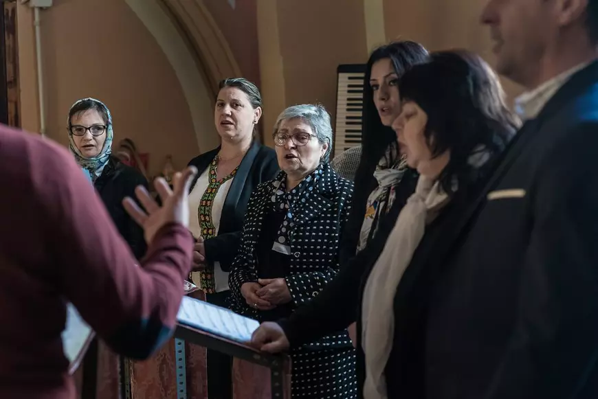 La o Biserică Ortodoxă din Spania, “Tatăl Nostru” se rostește și în română, și în spaniolă. Părintele Ioniță a înființat echipă de fotbal, îi laudă pe compatrioții lui care muncesc, e supărat pe cei care „au stricat tot”, dar i-a vizitat la pușcărie