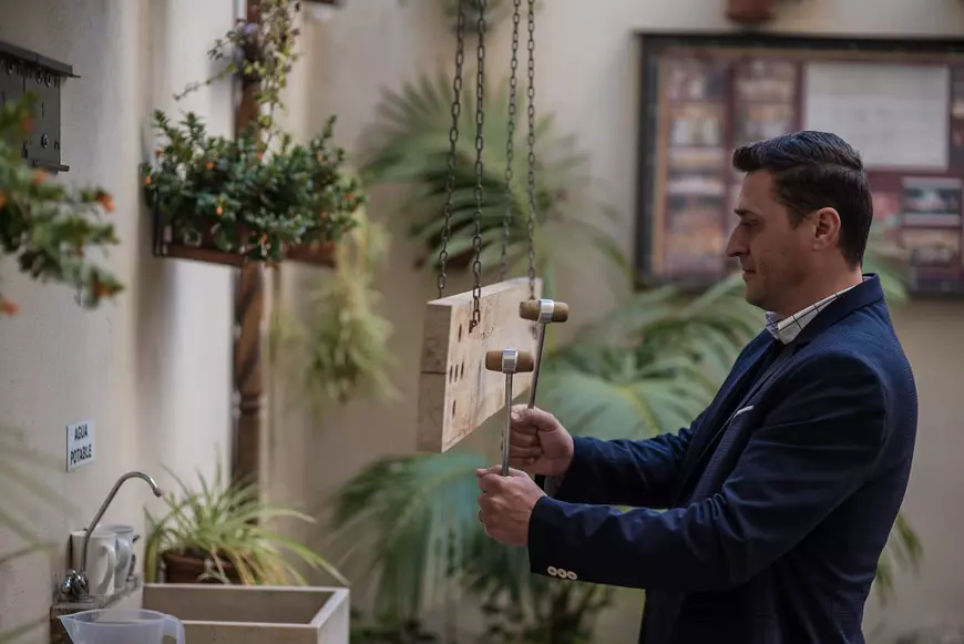 La o Biserică Ortodoxă din Spania, “Tatăl Nostru” se rostește și în română, și în spaniolă. Părintele Ioniță a înființat echipă de fotbal, îi laudă pe compatrioții lui care muncesc, e supărat pe cei care „au stricat tot”, dar i-a vizitat la pușcărie