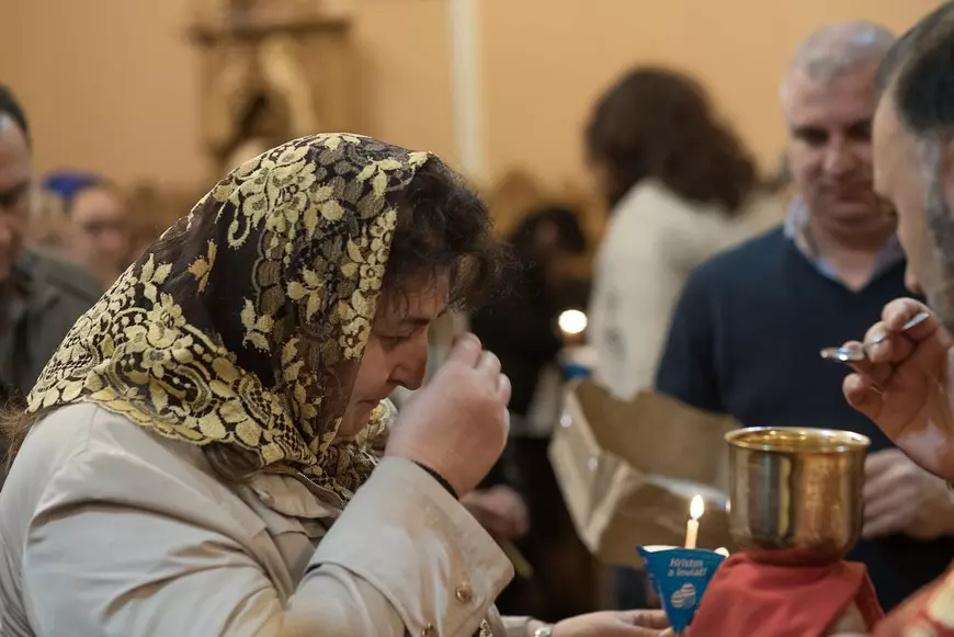 La o Biserică Ortodoxă din Spania, “Tatăl Nostru” se rostește și în română, și în spaniolă. Părintele Ioniță a înființat echipă de fotbal, îi laudă pe compatrioții lui care muncesc, e supărat pe cei care „au stricat tot”, dar i-a vizitat la pușcărie