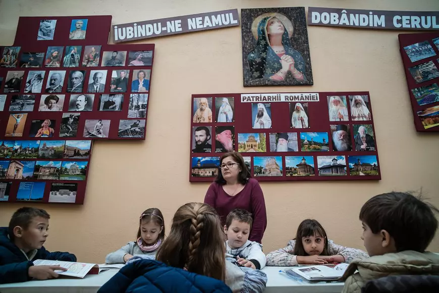 La o Biserică Ortodoxă din Spania, “Tatăl Nostru” se rostește și în română, și în spaniolă. Părintele Ioniță a înființat echipă de fotbal, îi laudă pe compatrioții lui care muncesc, e supărat pe cei care „au stricat tot”, dar i-a vizitat la pușcărie