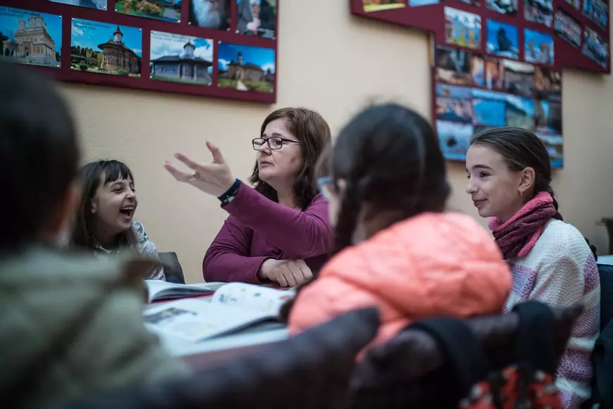 La o Biserică Ortodoxă din Spania, “Tatăl Nostru” se rostește și în română, și în spaniolă. Părintele Ioniță a înființat echipă de fotbal, îi laudă pe compatrioții lui care muncesc, e supărat pe cei care „au stricat tot”, dar i-a vizitat la pușcărie