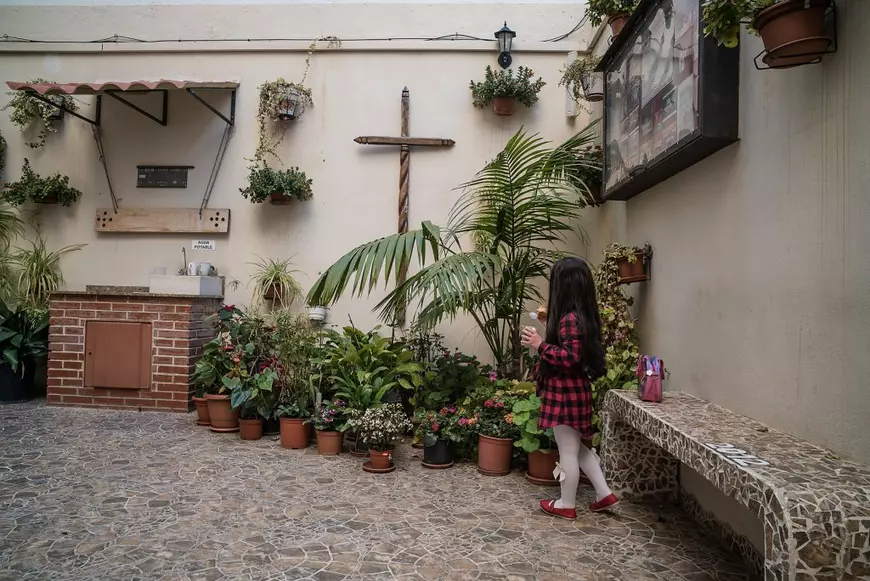 La o Biserică Ortodoxă din Spania, “Tatăl Nostru” se rostește și în română, și în spaniolă. Părintele Ioniță a înființat echipă de fotbal, îi laudă pe compatrioții lui care muncesc, e supărat pe cei care „au stricat tot”, dar i-a vizitat la pușcărie