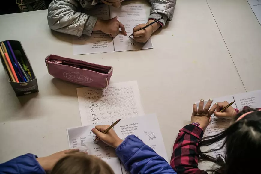 La o Biserică Ortodoxă din Spania, “Tatăl Nostru” se rostește și în română, și în spaniolă. Părintele Ioniță a înființat echipă de fotbal, îi laudă pe compatrioții lui care muncesc, e supărat pe cei care „au stricat tot”, dar i-a vizitat la pușcărie