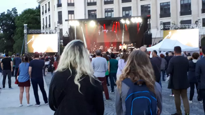 Smiley a rămas fără zâmbet!  A cântat fără public la un concert cu intrarea liberă
