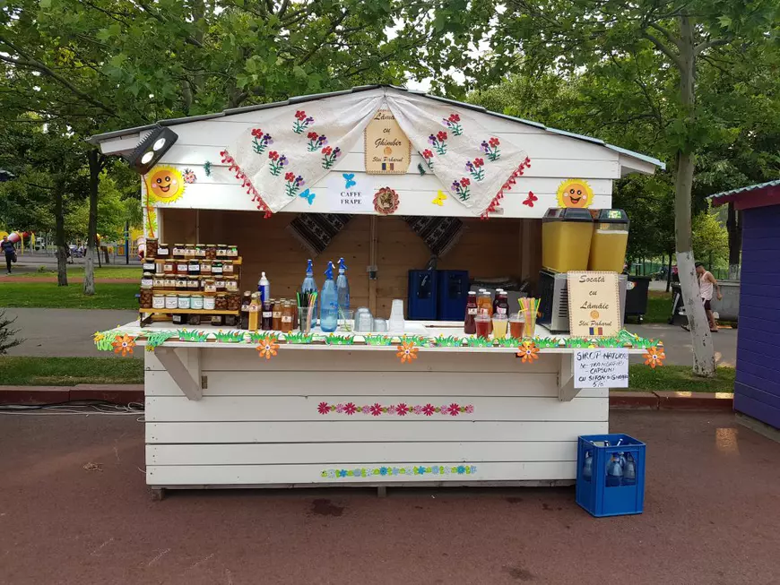 După ce le-a lăsat să devină depozite de gunoaie, Primăria Sectorului 4 a închiriat peste 20 de căsuțe comercianților de la Zilele Sectorului 4. Aici se vinde inclusiv mâncare neambalată