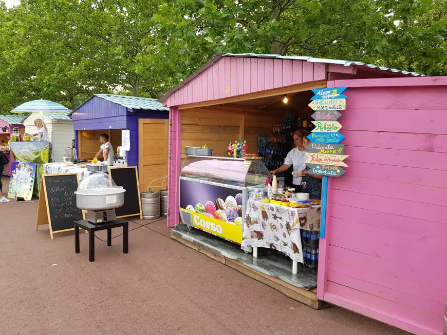 După ce le-a lăsat să devină depozite de gunoaie, Primăria Sectorului 4 a închiriat peste 20 de căsuțe comercianților de la Zilele Sectorului 4. Aici se vinde inclusiv mâncare neambalată