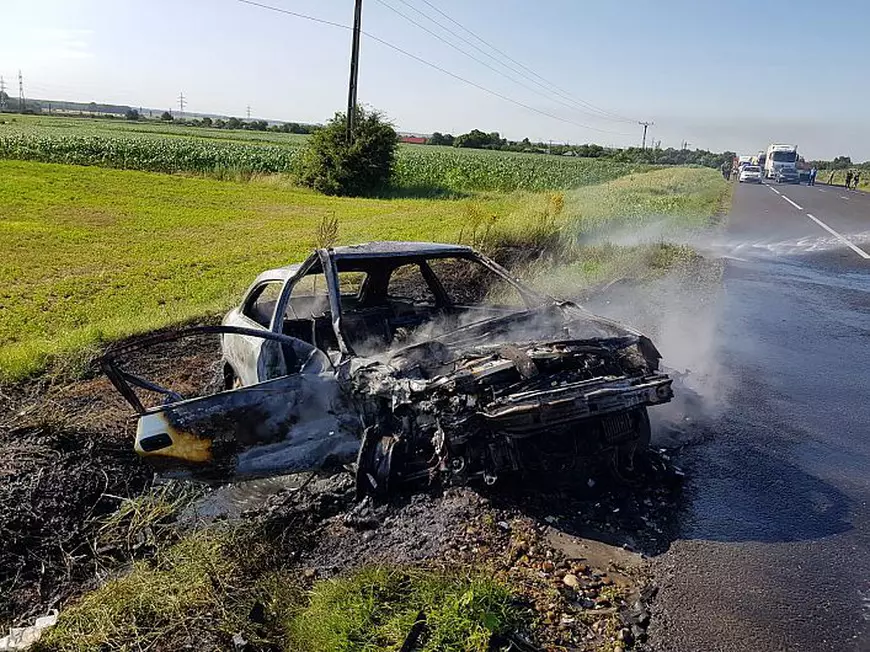 Accident grav în Vrancea. Un autoturism a luat foc pe E 85, în urma coliziunii frontale dintre două maşini