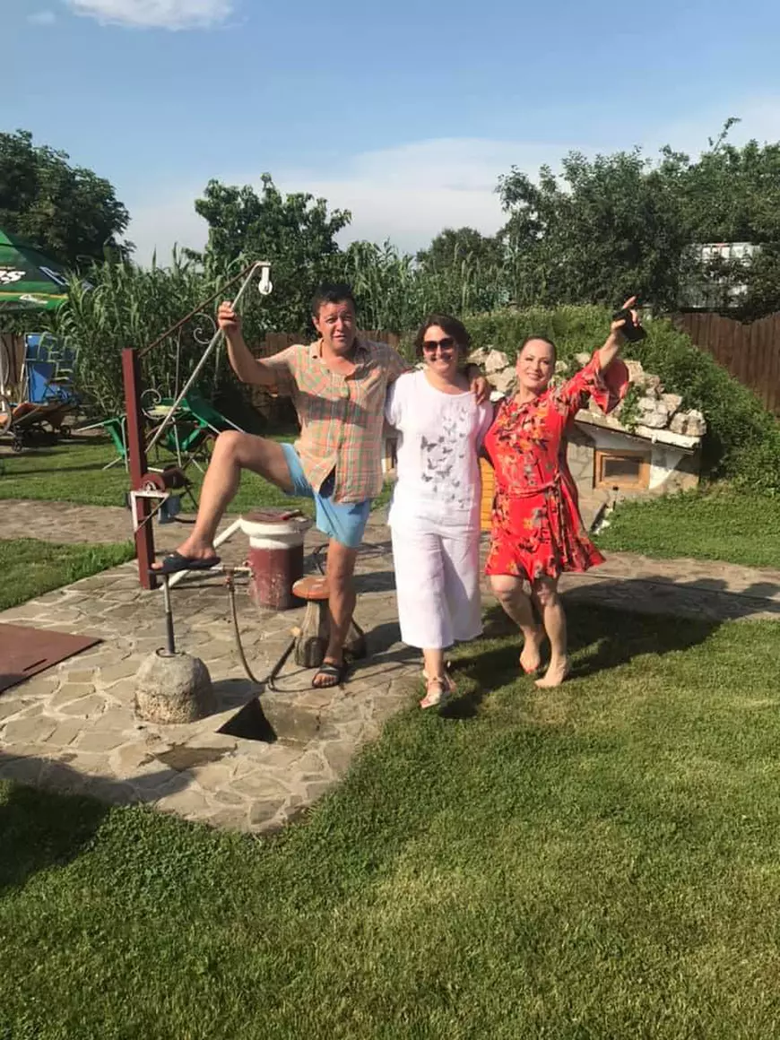 VIDEO | Actorul Alexandru Pop a intrat în pielea Vărului Săndel. Și-a chemat invitații la țară, i-a descălțat și i-a lăsat fără telefoane mobile