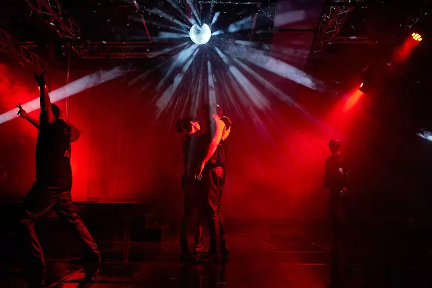 Recomandările culturale ale săptămânii. Îi găsim pe Karamazovi într-un club de noapte și descoperim prin ochii unui copil absurditatea unui regim politic criminal