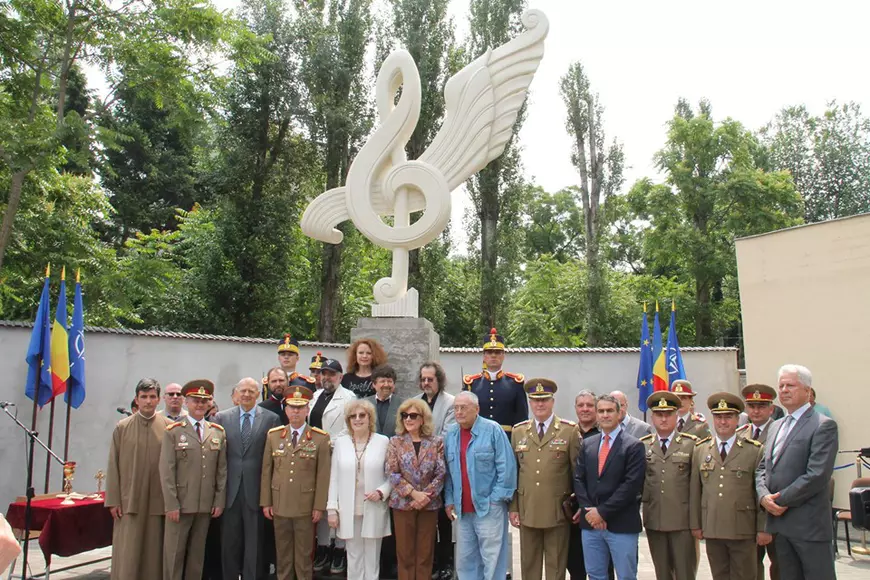 Corina Chirac a cimentat un ”hrisov” pentru generațiile viitoare, în soclul Monumentului Artiștilor Muzicii Românești