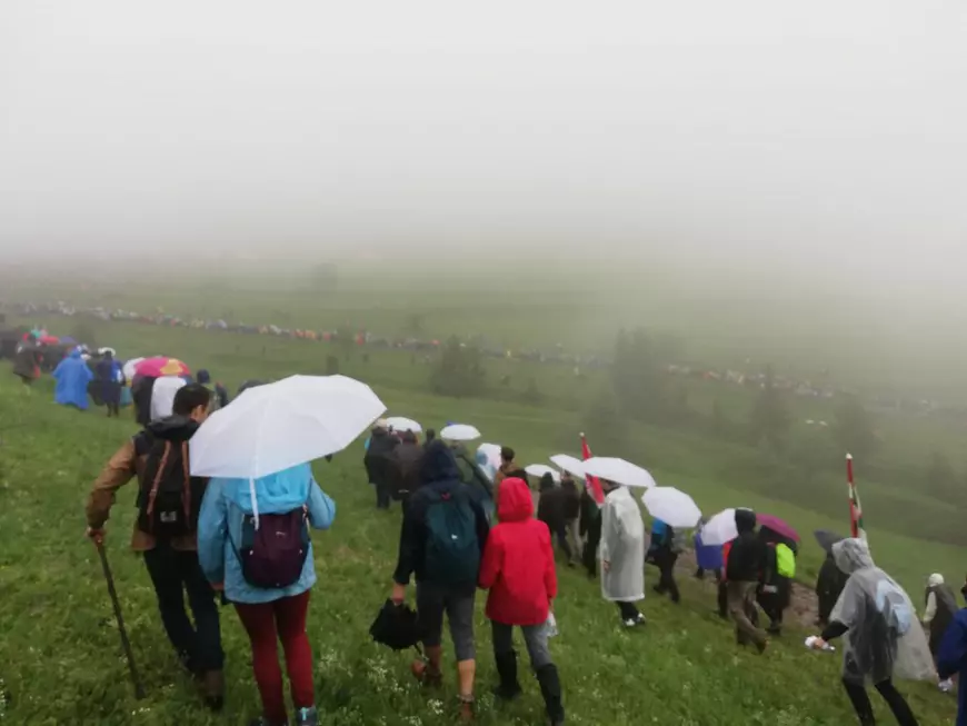 VIDEO & FOTO | Papa Francisc, liturghie la Șumuleu Ciuc în fața a zeci de mii de oameni: "Acest pelerinaj aduce cinstire tradițiilor românești și ungurești deopotrivă!". Suveranul Pontif, în drum spre Iași