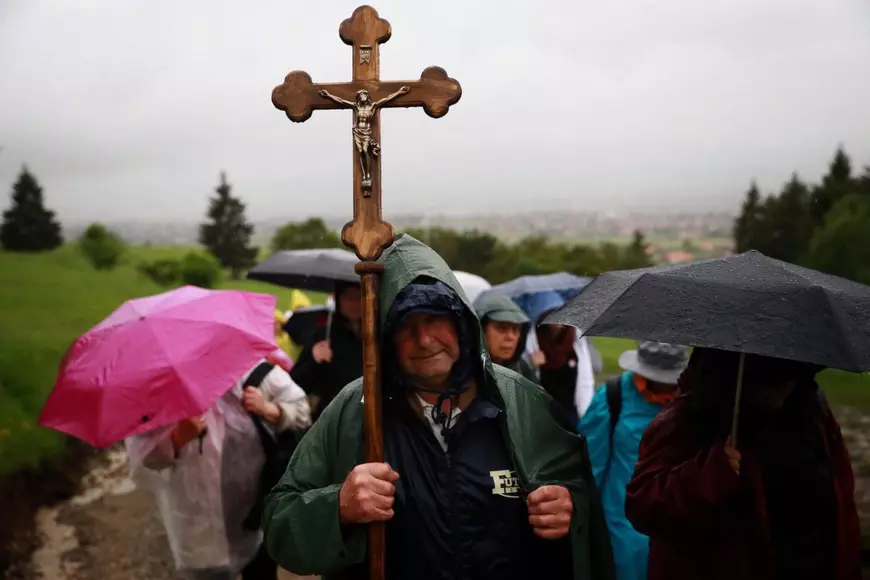 VIDEO & FOTO | Papa Francisc, liturghie la Șumuleu Ciuc în fața a zeci de mii de oameni: "Acest pelerinaj aduce cinstire tradițiilor românești și ungurești deopotrivă!". Suveranul Pontif, în drum spre Iași