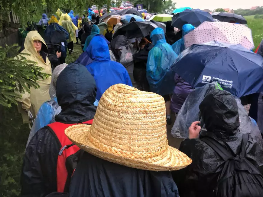 VIDEO & FOTO | Papa Francisc, liturghie la Șumuleu Ciuc în fața a zeci de mii de oameni: "Acest pelerinaj aduce cinstire tradițiilor românești și ungurești deopotrivă!". Suveranul Pontif, în drum spre Iași