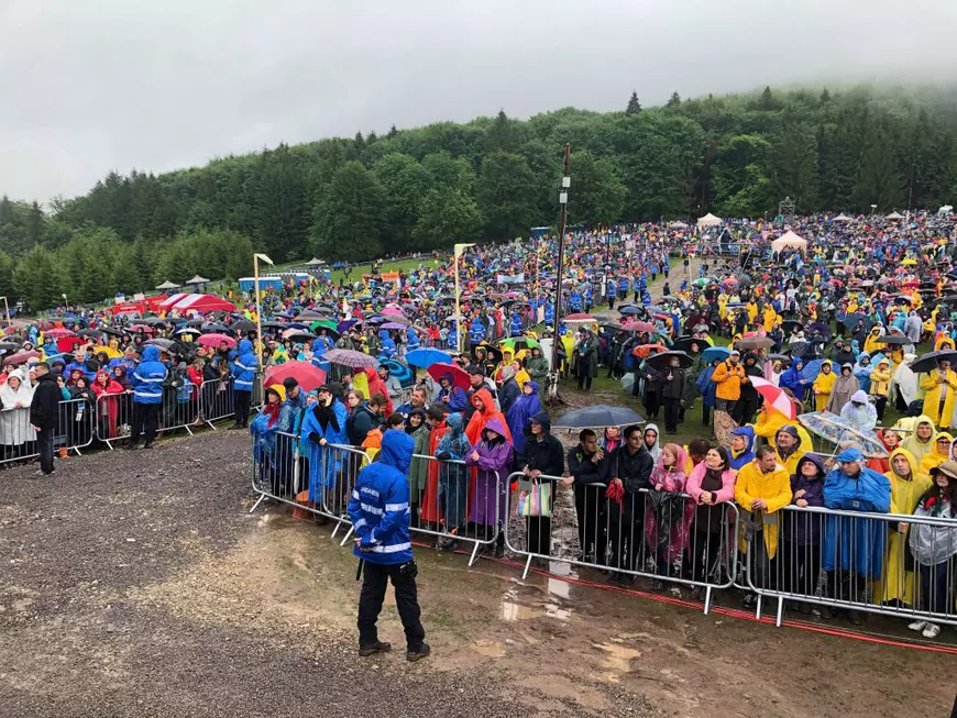 VIDEO & FOTO | Papa Francisc, liturghie la Șumuleu Ciuc în fața a zeci de mii de oameni: "Acest pelerinaj aduce cinstire tradițiilor românești și ungurești deopotrivă!". Suveranul Pontif, în drum spre Iași
