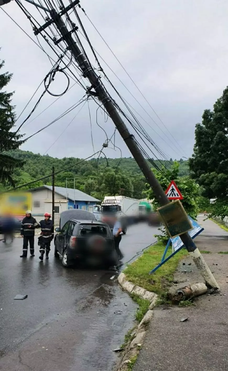 Imagini uluitoare în Pucioasa! Un stâlp care stă să cadă a fost sprijinit într-o scară / FOTO&VIDEO