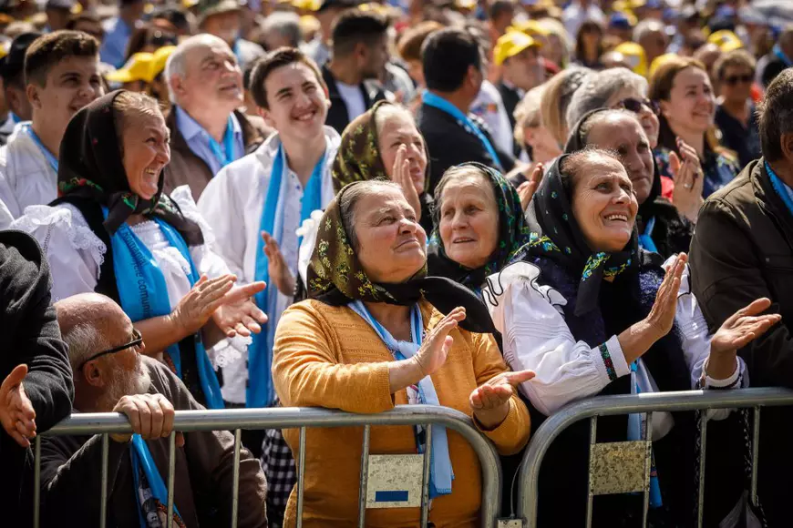 “Șapte vieți de sfinți români”: Despre ac, ață și stofă de martir. Istoriile de viață ale episcopilor români beatificați de Papa, cuprinse într-un volum