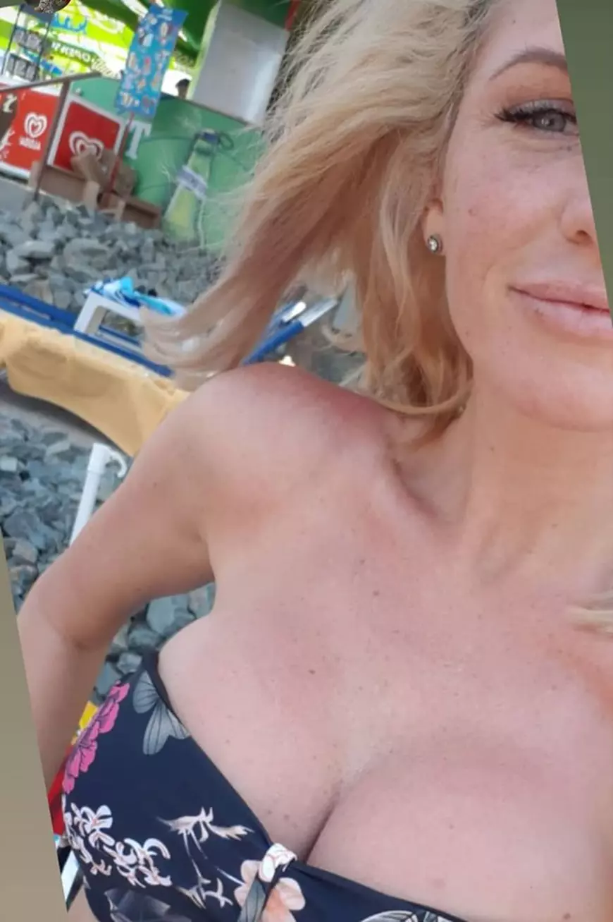 Cum arată Hannelore de la „Insula Iubirii”, după ce și-a pus silicoane. Blonda a făcut senzație la piscină