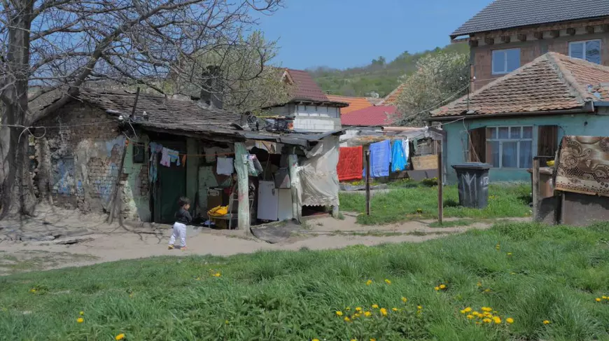 VIDEO | Tragedia de la marginea Sibiului. Cum a murit un băiat de 2 ani și 6 luni în WC-ul curții comune și nici acum, la 7 ani de la tragedie, fosa nu e încuiată!﻿