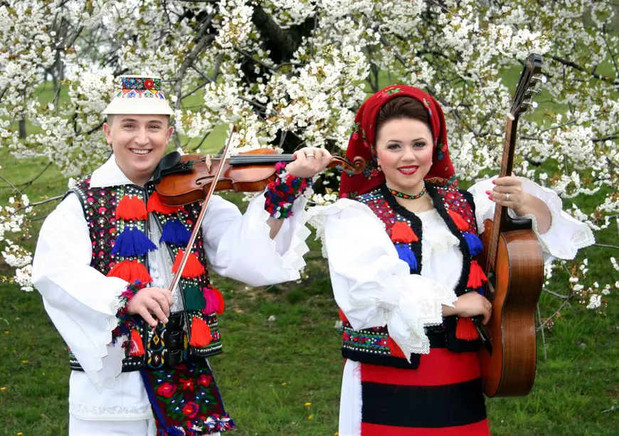 Interpreta de muzică populară Cornelia Rednic și-a făcut vlog culinar. Nu gătește tradițional, ci testează rețete sofisticate