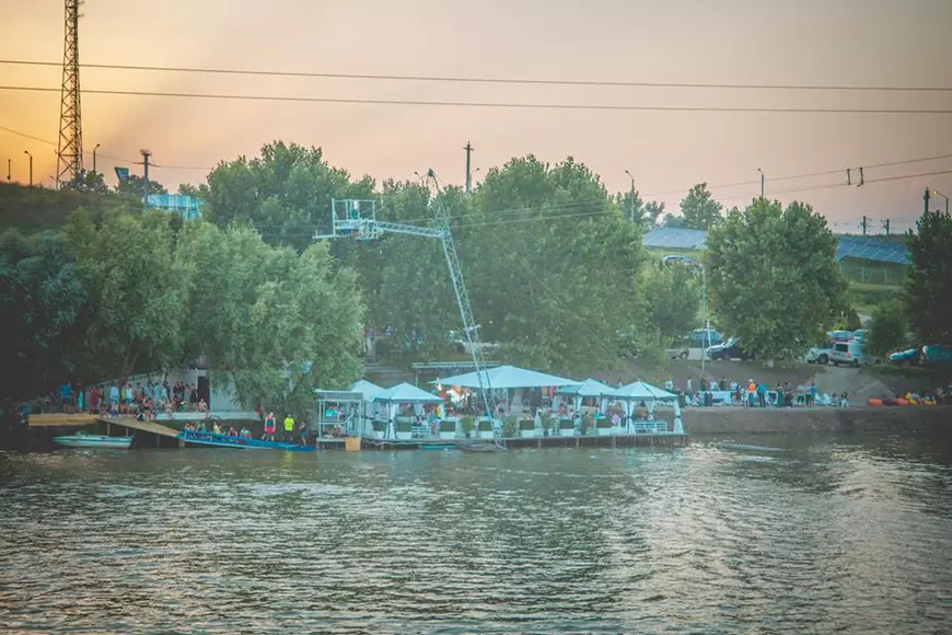 Dan Bittman dă sporturile nautice pe borșul pescăresc! Complexul său devine cel mai mare loc de picnic și de gătit în aer liber de lângă București