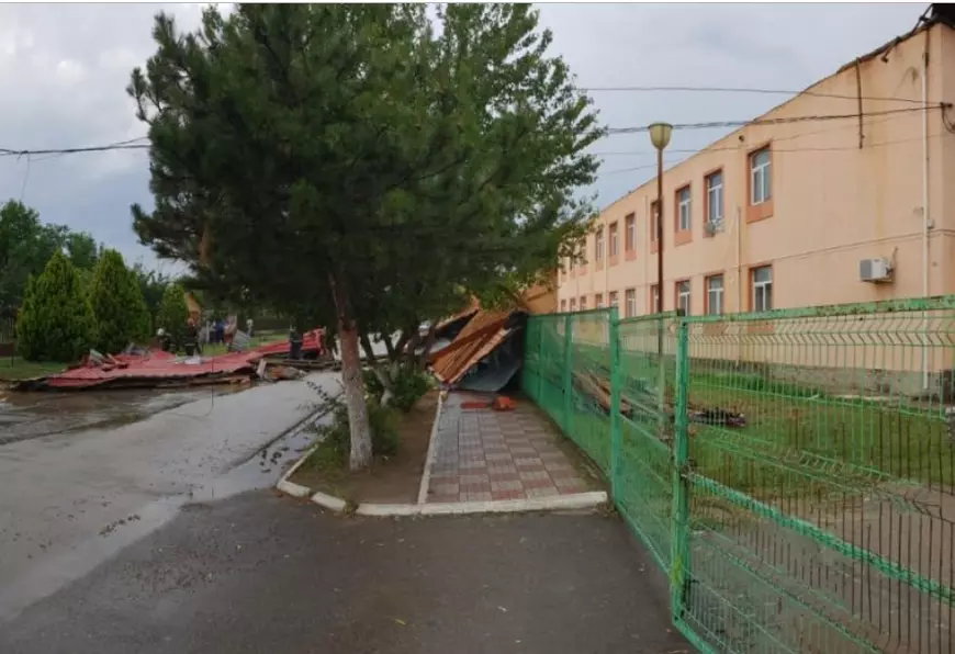 Acoperișul unei școli din județul Constanța a fost smuls de furtună