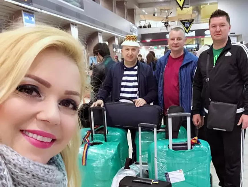 Adevărat moroșan! Lui Lupu Rednic nu-i lipsește clopul de pe cap oriunde se duce în lume