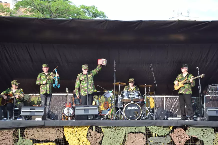 VIDEO | Nicu Alifantis, concert în cazarma care „i-a mâncat” tinerețea: „Eram trimis mereu să curăț WC-ul cu periuța de dinți”