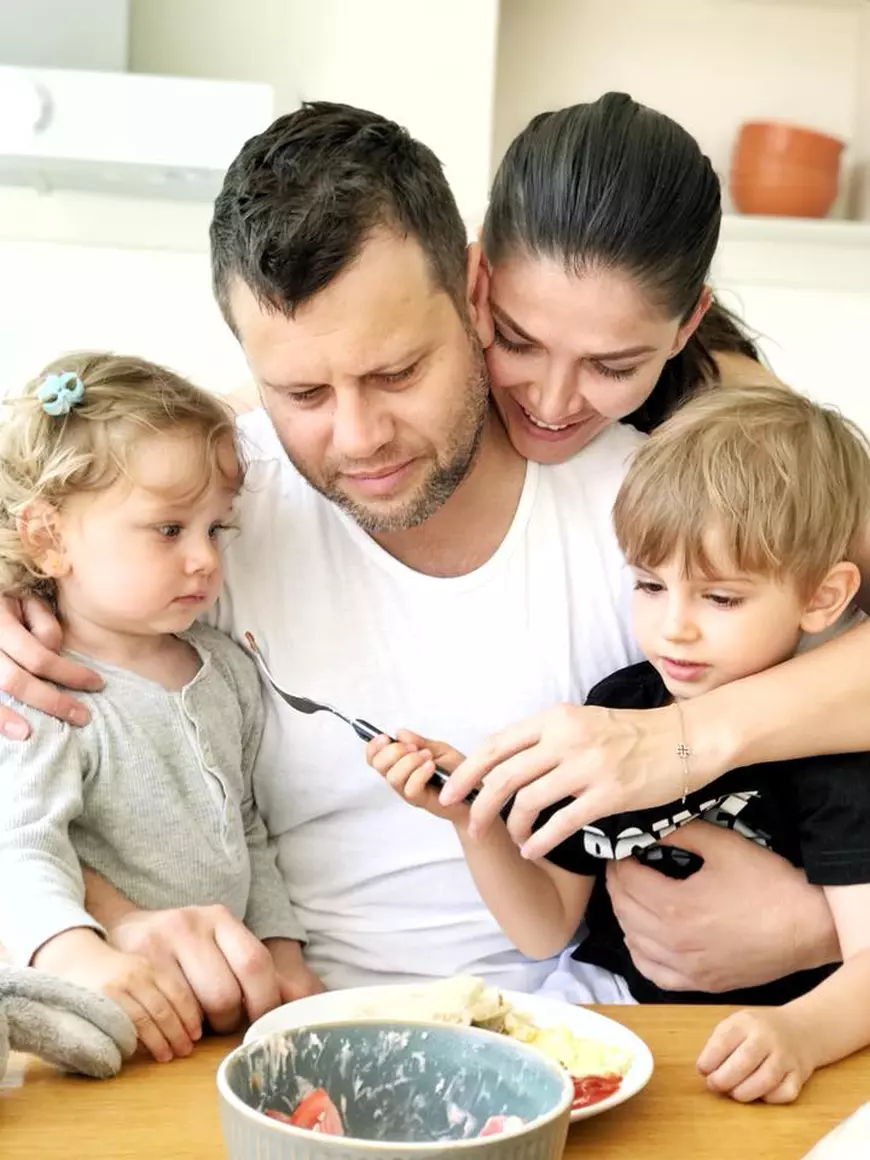 Alina Pușcaș mai are un pic și naște, iar fiul ei a întrebat-o cum iese surioara din burtică! "Evident că m-am blocat"