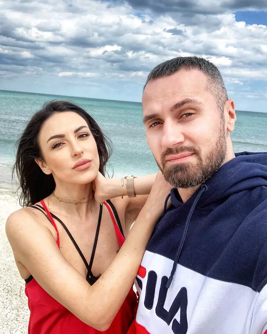 VIDEO/ Vedetele și-au pregătit bagajele pentru vacanța de vară: What’s Up cutreieră Europa în rulotă, Oana Roman își celebrează căsnicia la Cannes